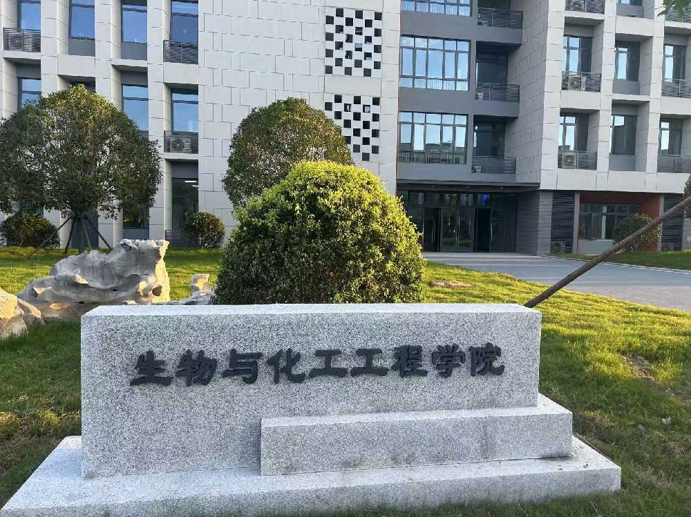 崇明区扬州职业大学体育场高杆灯项目